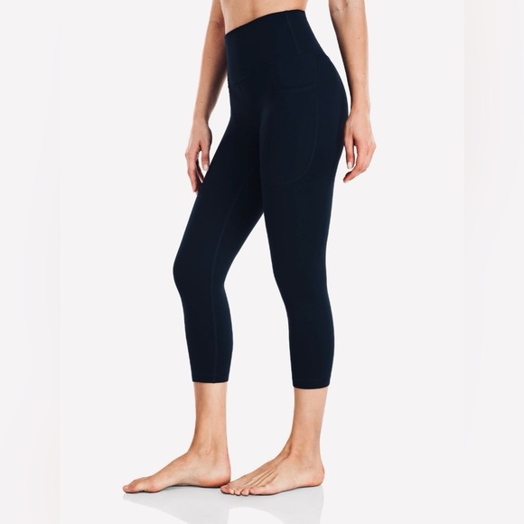 HeyNuts Essential Yoga Capris Leggings in Black - Picture 4 of 12